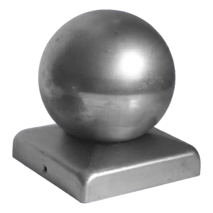 Hegnshat af stål med dekorativ kugle ø 100 mm til stolpe 120×120 mm – galvaniseret