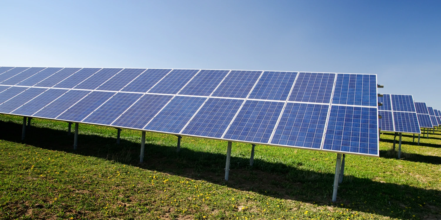 Solceller på jorden - hvordan vælger man den rigtige struktur?